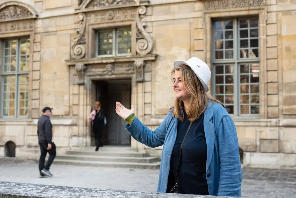 Guide touristique à Paris